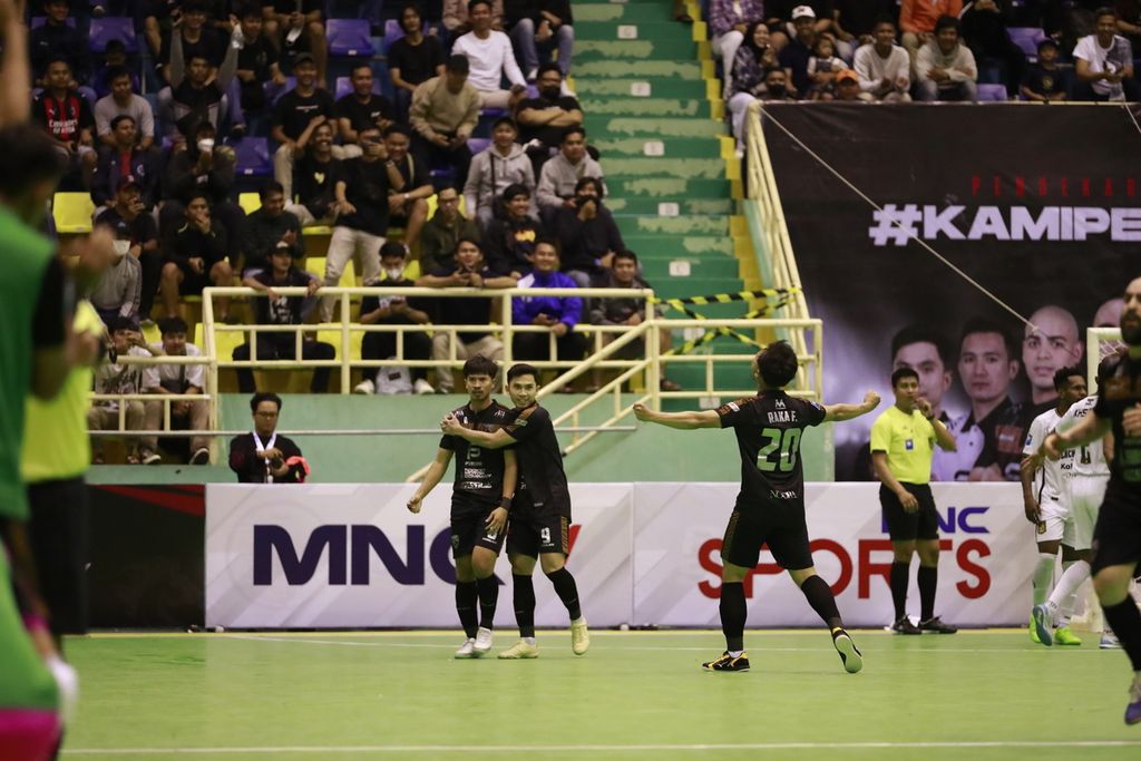 Pemain Pendekar United Jakarta (hitam) merayakan gol saat menaklukkan Blacksteel Manokwari dengan skor telak, 5-1 pada pekan kedua Liga Futsal Profesional Indonesia 2022/2023 di GOR POPKI Cibubur, Sabtu (14/1/2023).