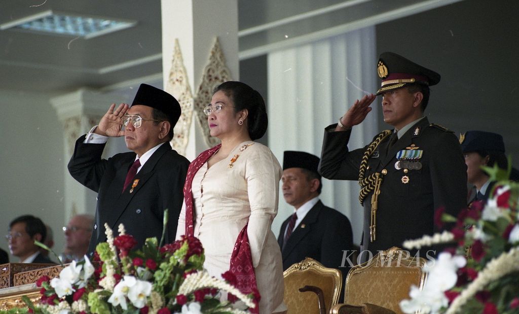  Presiden Abdurrahman Wahid memimpin upacara peringatan Detik-detik Proklamasi Ke-55 Kemerdekaan RI di halaman Istana Merdeka, Jakarta, Kamis (17/8/2000). Wapres Megawati Soekarnoputri ikut mendampingi Presiden memimpin jalannya upacara.