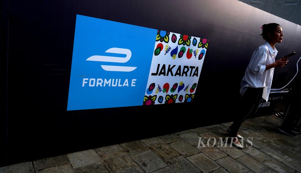 Salah satu hadirin yang menyaksikan aksi pebalap Nyck De Vries melakukan atraksi dengan mobil balap Formula E dalam acara ramah tamah Pemerintah Provinsi DKI Jakarta dengan para pengurus dan pebalap Formula E di Monumen Nasional, Jakarta, Kamis (2/6/2022). 