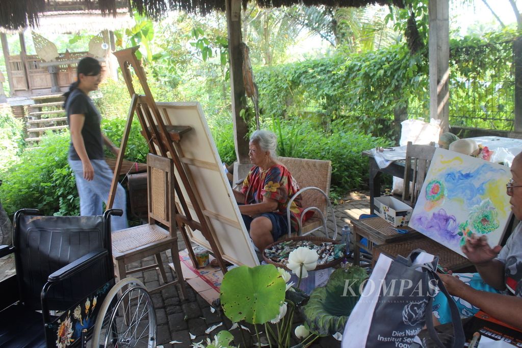 Perupa Yasumi Ishii mengamati Kartika Affandi saat melukis. Foto diambil pada 16 Mei 2016 di Yogyakarta.