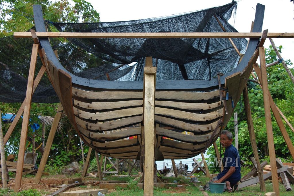 Seorang warga membangun perahu kayu di Desa Suka Jaya, Kecamatan Kuala Baru, Kabupaten Aceh Singkil, Aceh, Senin (8/5/2023). Warga di kecamatan itu bergantung hidup pada hasil laut.