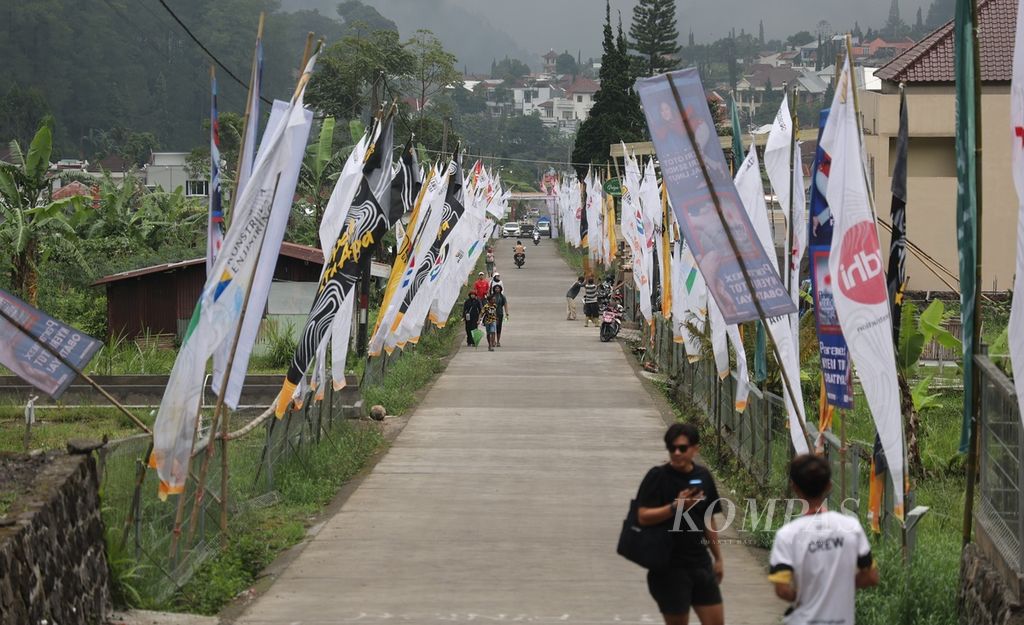 Suasana di sekitar Bumi Perkemahan Sekipan, lokasi ajang lomba lari <i>trail </i>Siksorogo Lawu Ultra 2023 di Tawangmangu, Karanganyar, Jawa Tengah, Jumat (1/12/2023).