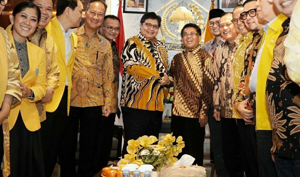 Ketua Umum Partai Golkar Airlangga Hartarto bersalaman dengan Presiden Partai Keadilan Sejahtera Sohibul Iman seusai pertemuan, akhir Februari 2020. Pertemuan itu salah satunya membahas omnibus law.