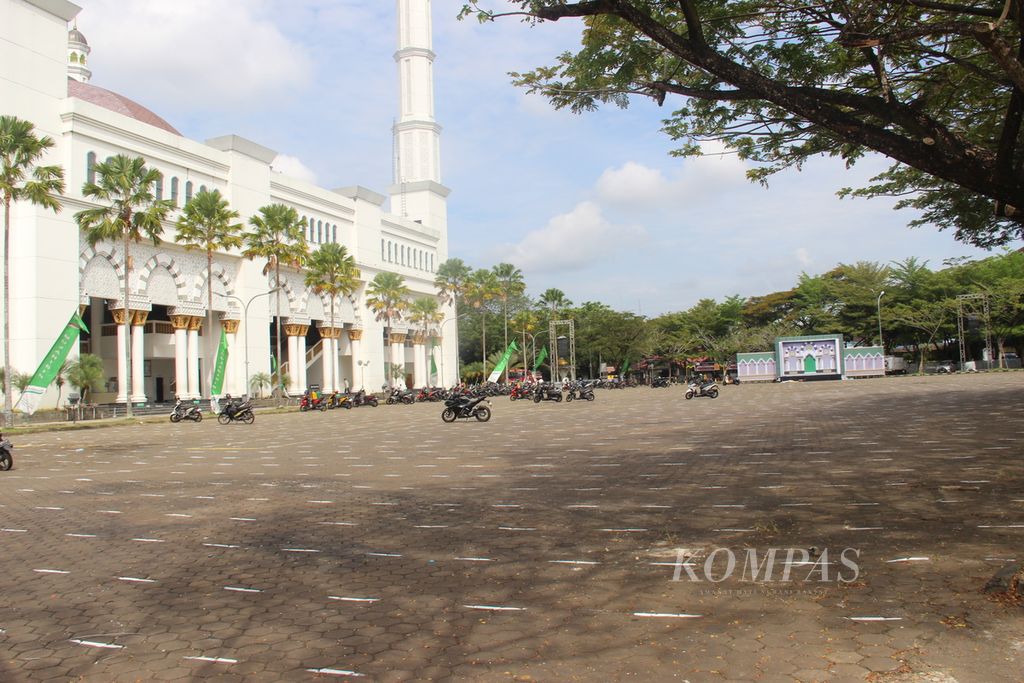 Beberapa persiapan sudah dilakukan di halaman Masjid Mujahidin, Kota Pontianak, Kalimantan Barat, Selasa (9/4/2024), yang akan menjadi salah satu lokasi shalat Idul Fitri 2024.