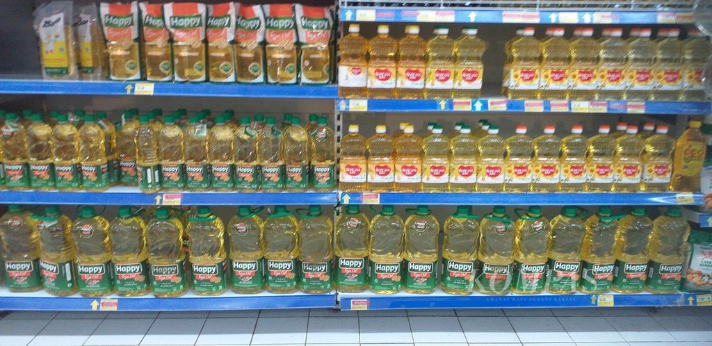 Minyak zaitun dan sejenisnya masih terpajang rapi di Hypermart Kupang, Kamis (17/3/2022). Minyak jenis ini jarang diminati konsumen, sementara minyak goreng sudah tidak terjual lagi karena stok habis.