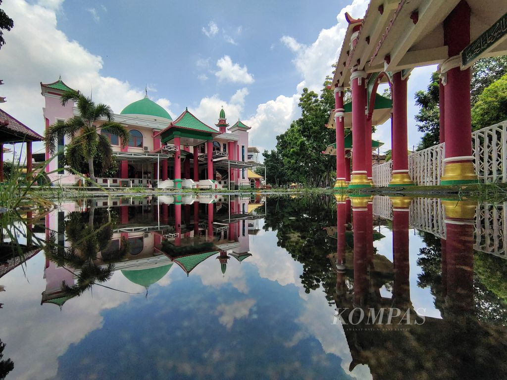 Refleksi suasana Masjid Al Islam Muhammad Cheng Ho yang berada di kompleks perumahan di kawasan Jakabaring, 15 Ulu, Kecamatan Seberang Ulu I, Palembang, Sumatera Selatan, Senin (18/3/2024). 