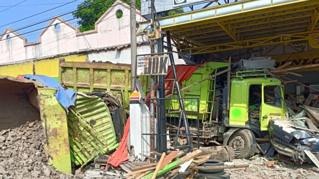 Kecelakaan beruntun yang dipicu truk pengangkut batu di Jalan Raya Bandung-Subang, Kelurahan Pasirkareumbi, Kabupaten Subang, Jawa Barat, Kamis (17/10/2024). Dua orang tewas di lokasi kejadian.