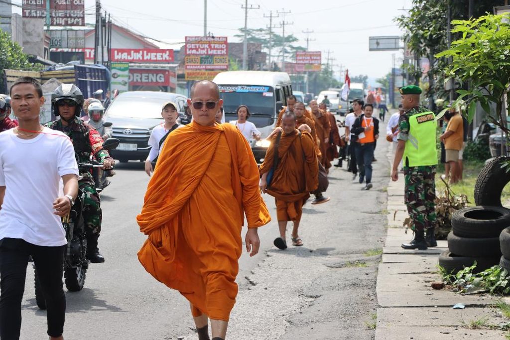 Rombongan biksu Thudong melintas di jalan di Kecamatan Secang, Kabupaten Magelang, Jawa Tengah. Minggu (19/5/2024).