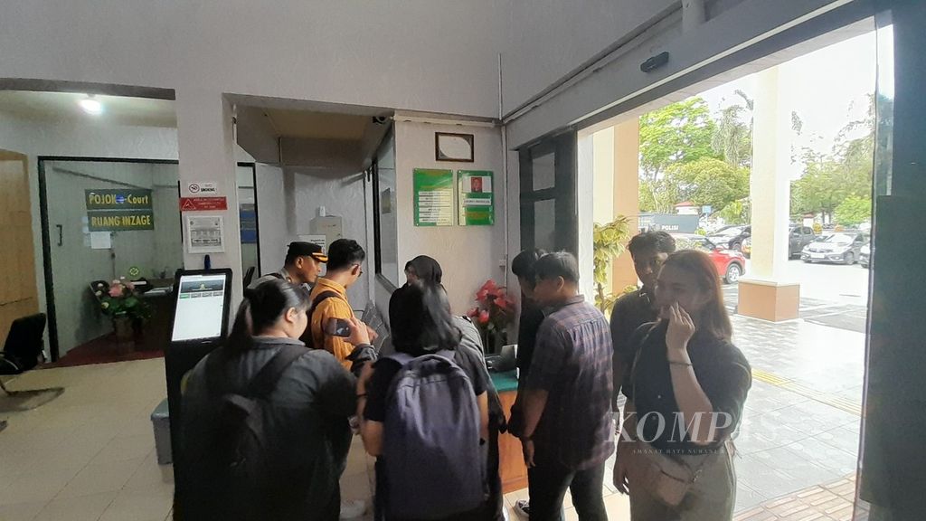 BEM Universitas Palangka Raya membawa dokumen <i>amicus curiae</i> ke Pengadilan Negeri Kota Palangkaraya untuk bisa memberikan pandangannya terhadap kasus penembakan warga Desa Bangkal, di Palangkaraya, Kalteng, Jumat (7/6/2024). Jaksa menuntut polisi penembak warga itu 1 tahun kurungan penjara. 