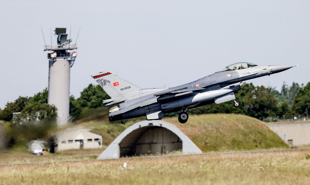 Sebuah jet tempur F-16 milik Angkatan Udara Turki lepas landas dari pangkalan udara militer Jagel, Jerman, 9 Juni 2023. Turki bersama 24 negara anggota NATO lainnya ikut serta dalam latihan perang udara NATO yang diberi tajuk AIr Defender 23 untuk melatih koordinasi tempur antara para penerbang tempur negara-negara NATO. 