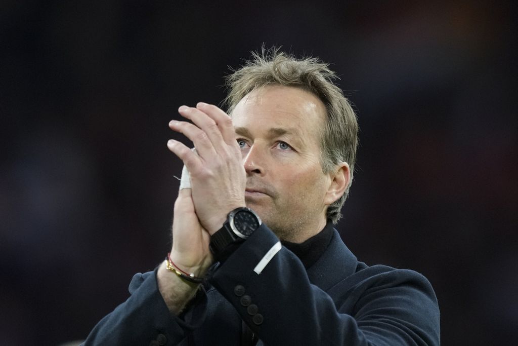Pelatih Denmark Kasper Hjulmand memberikan aplaus kepada pendukung timnya saat mereka menghadapi Belanda pada laga uji coba di Arena Johan Cruyff, Amsterdam, Belanda, 26 Maret 2022.
