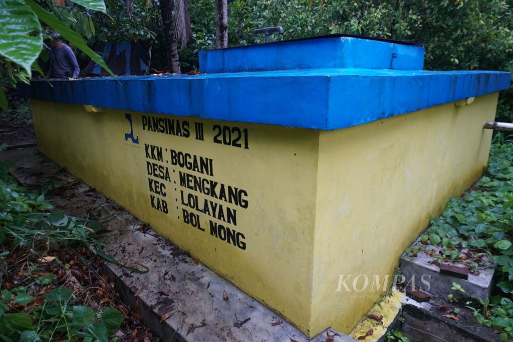 Kondisi sebuah bak penampung air hibah Program Air Minum dan Sanitasi Berbasis Masyarakat (Pamsimas), Jumat (15/7/2022), di wilayah perkebunan bernama Yoyataban, Desa Mengkang, Kecamatan Lolayan, Bolaang Mongondow, Sulawesi Utara. Yoyataban mengalirkan air ke 78 rumah di desa tersebut.