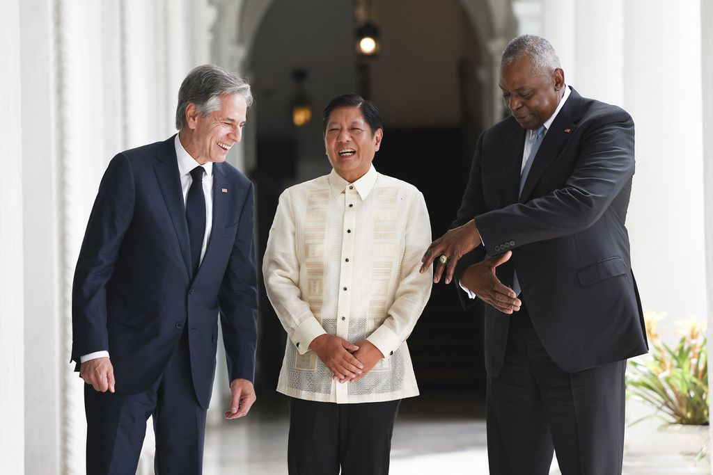 Presiden Filipina Ferdinand Marcos Junior (tengah) diapit Menlu AS Anthony Blinken (kiri) dan Menhan AS Lloyd Austin di Istana Malacanang, Manila, Selasa (30/7/2024). 