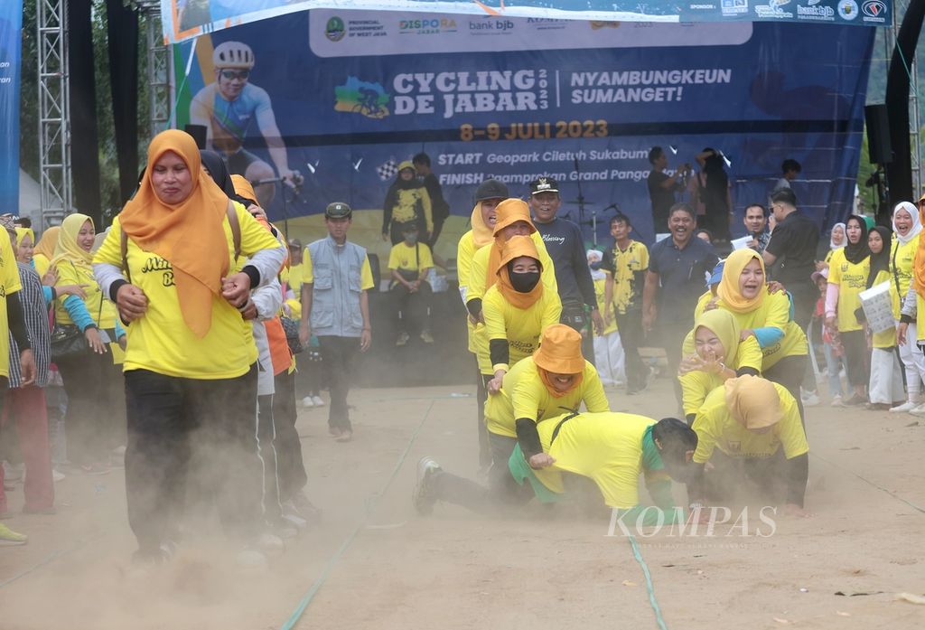 Warga mengikuti lomba bakiak dalam perlombaan permainan tradisinoal di Pantai Palangpang kawasan Geopark Ciletuh, Sukabumi, Jawa Barat, Jumat (7/7/2023). Beragam even digelar dengan melibatkan masyarakat setempat untuk menyemarakkan Cycling de Jabar 2023. 