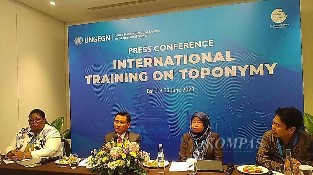 The Indonesian Geospatial Information Agency collaborates with the United Nations Group of Experts on Geographical Names (UNEGGN) and UNEGGN Asia South East Division to hold the International Training of Toponymy in Kuta, Badung, Bali, starting on Monday (19/6/2023). Head of the Indonesian Geospatial Information Agency (BIG) Muh Aris Marfai (second from left) in a press conference with Representative of the UNEGGN Secretariat Cecille Blake (left) and Chair of UNEGGN Asia South East Division Nor Zetty Akhtar Haji Abdul Hamid provided information following the opening of the international toponymy training event on Monday (19/6/2023).