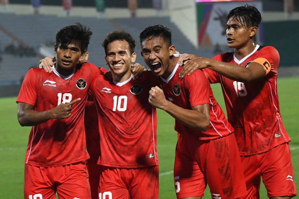 Para pemain tim nasional sepak bola Indonesia merayakan gol ke gawang Timor Leste pada laga penyisihan Grup A cabang sepak putra SEA Games Vietnam 2021 di Stadion Viet Tri, Phu Tho, Vietnam, Selasa (10/5/2022). 