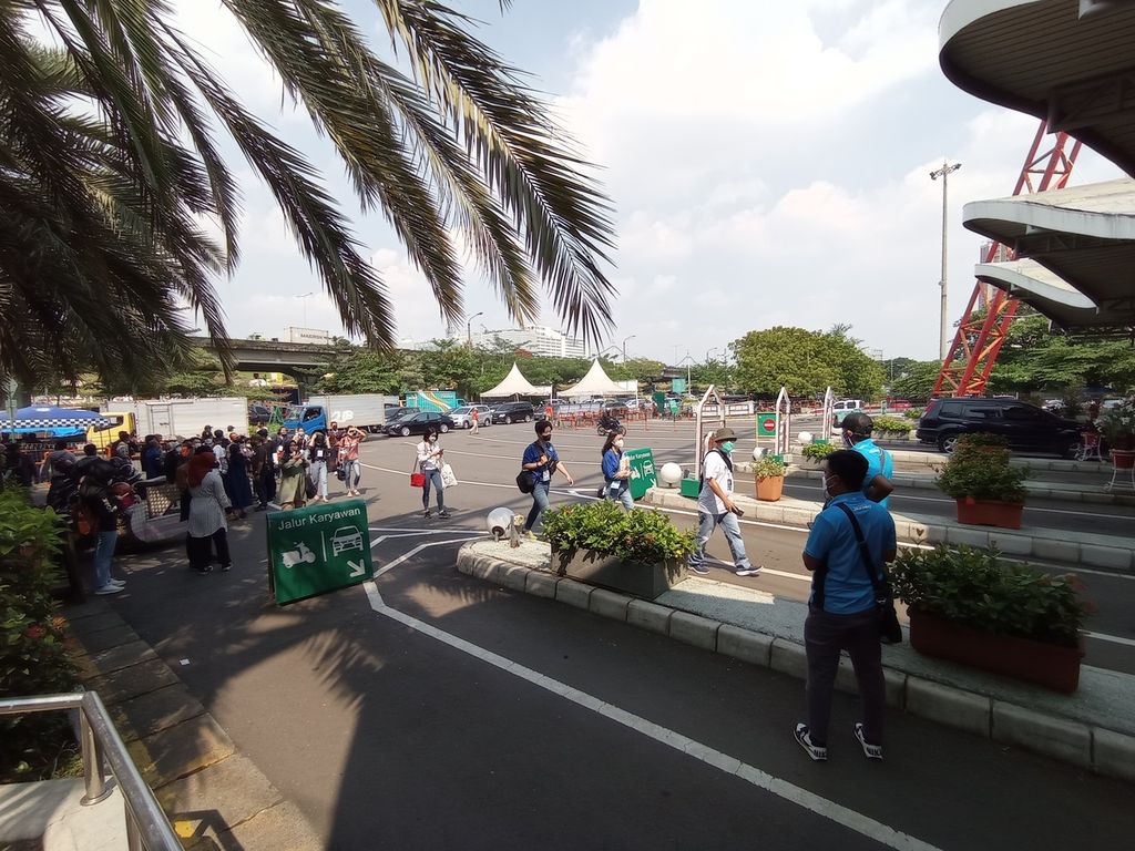 Pengunjung memasuki Ancol Taman Impian dari Gerbang Barat, Sabtu (4/6/2022). Mereka hendak menonton balapan Formula E Jakarta 2022 di Jakarta International E-Prix Circuit.