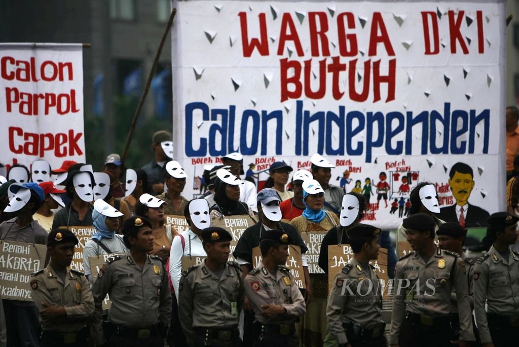 Sejumlah warga Jakarta yang tergabung dalam Poros Jakarta untuk Demokrasi berunjuk rasa di Bundaran Hotel Indonesia, Jakarta, Senin (14/5/2007). Mereka menyerukan perubahan aturan pilkada sehingga calon independen bisa juga dipilih rakyat.