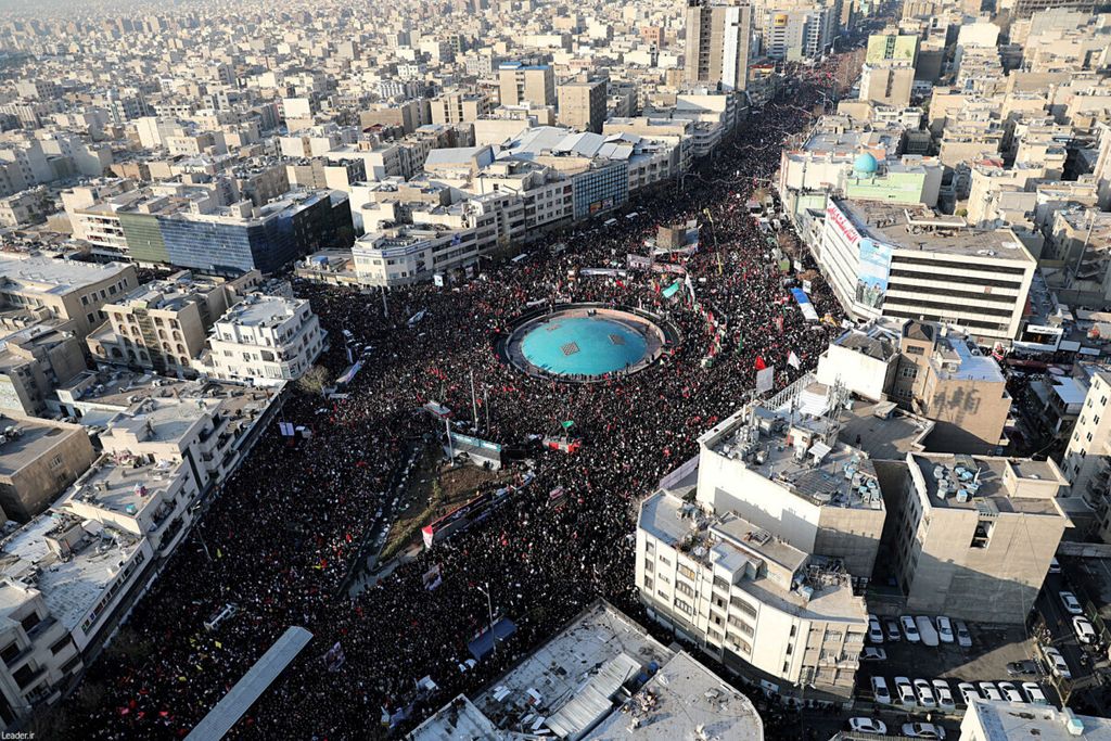 Warga Iran berbondong-bondong mengikuti prosesi pemakaman Jenderal Qassem Soleimani di Teheran, Iran, 6 Januari 2020.