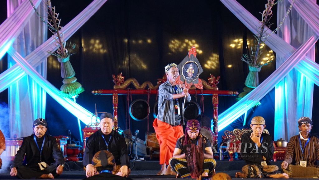 Pertunjukan seni dalam gelaran Festival Budaya Spiritual di Kota Surakarta, Jawa Tengah, Senin (17/7/2023) malam.