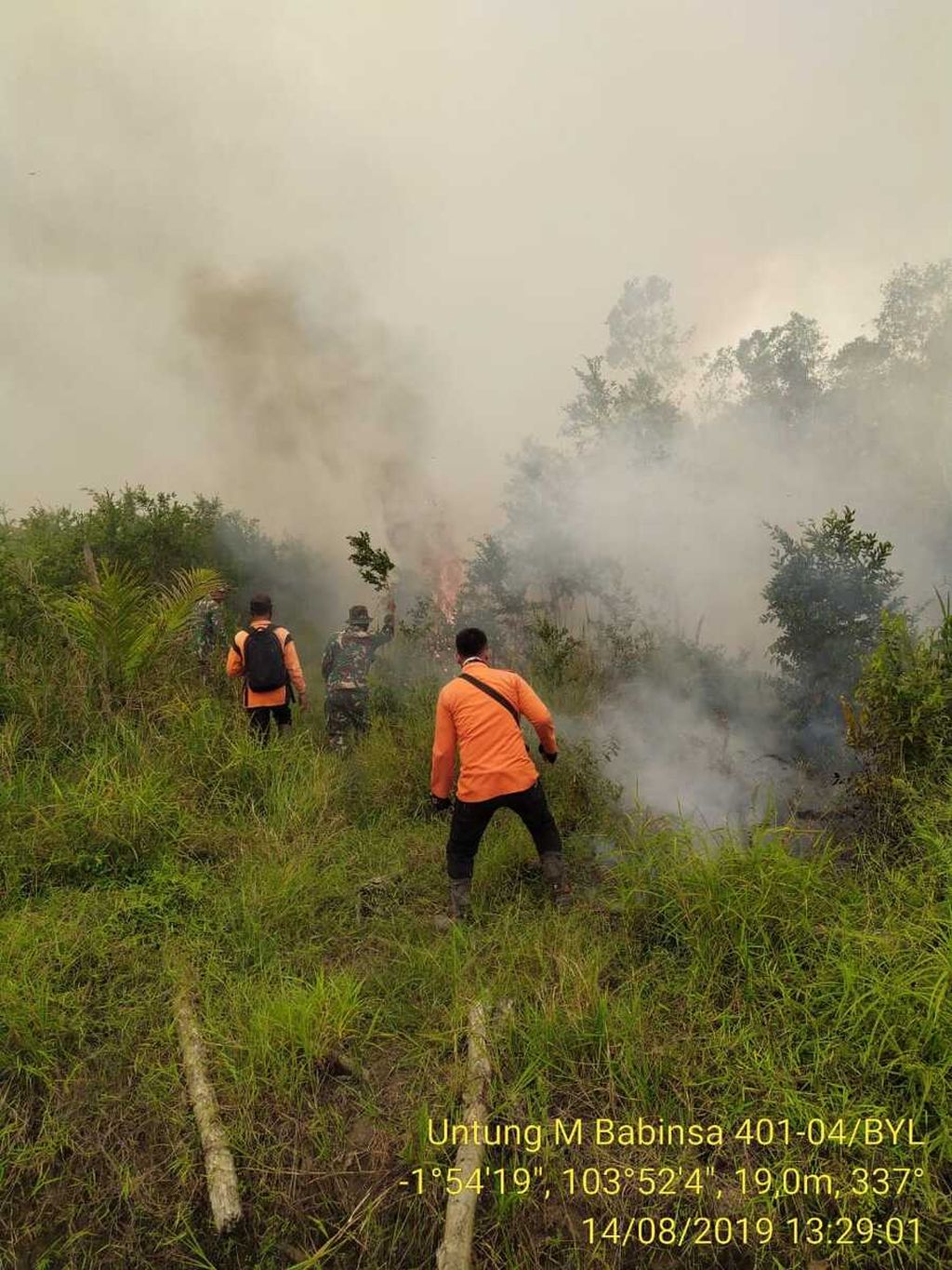 Upaya pemadaman kebakaran hutan dan lahan di Sumsel oleh tim darat.