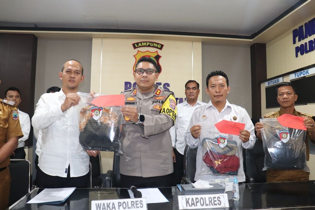 Kepala Polres Lampung Selatan Ajun Komisari Besar Polisi Yusriandi Yusrin menunjukkan barang bukti sarung yang digunakan para remaja untuk bermain perang sarung yang berujung maut di Lampung Selatan, pada Senin (25/3/2024). 