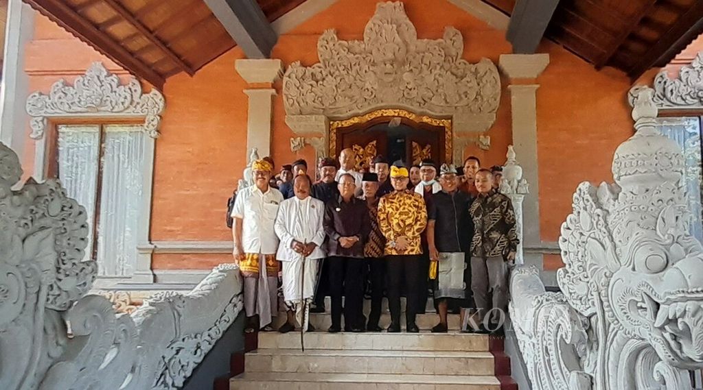 Bali memiliki undang-undang, yang spesifik, dengan disahkannya Undang-Undang Nomor 15 Tahun 2023 tentang Provinsi Bali. Gubernur Bali Wayan Koster dan Ketua Komisi II DPR Ahmad Doli Kurnia Tandjung (di tengah) berfoto bersama sejumlah anggota Komisi II DPR dan beberapa pimpinan daerah di Bali seusai acara penyerahan dokumen UU Nomor 15 Tahun 2023 tentang Provinsi Bali di Gedung Wiswa Sabha Kantor Gubernur Bali di Kota Denpasar, Minggu (23/7/2023).