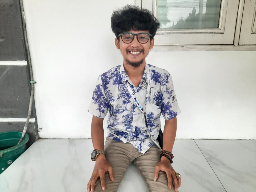 Leader Siliwangi Trans Cianjur, Andi Muhammad Ramdan (30), di Cianjur, Jawa Barat, Kamis (20/4/2023). Ia menilai kepadatan lalu lintas hari ini justru lebih terurai dibandingkan dengan pada Rabu (19/4/2023).