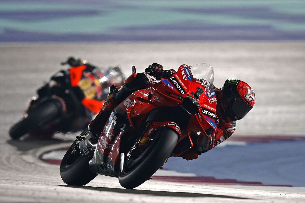 Pebalap tim Ducati Francesco Bagnaia memacu motornya dalam MotoGP seri Qatar di Sirkuit Internasional Lusail, Lusail, Minggu (10/3/2024). 