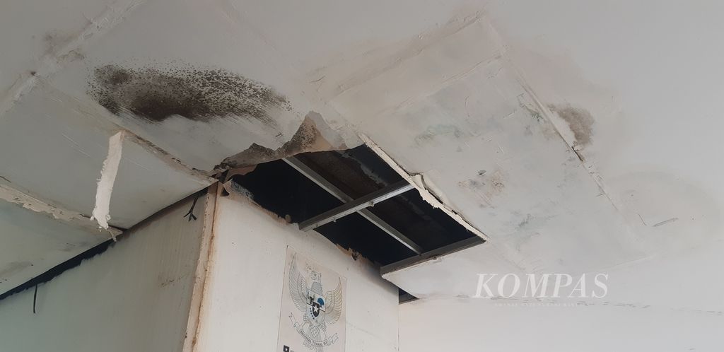 Plafon yang jebol di salah satu sudut bangunan di RPTRA Kebon Sirih, Gondangdia, Jakarta Pusat, Jumat (15/4/2022).