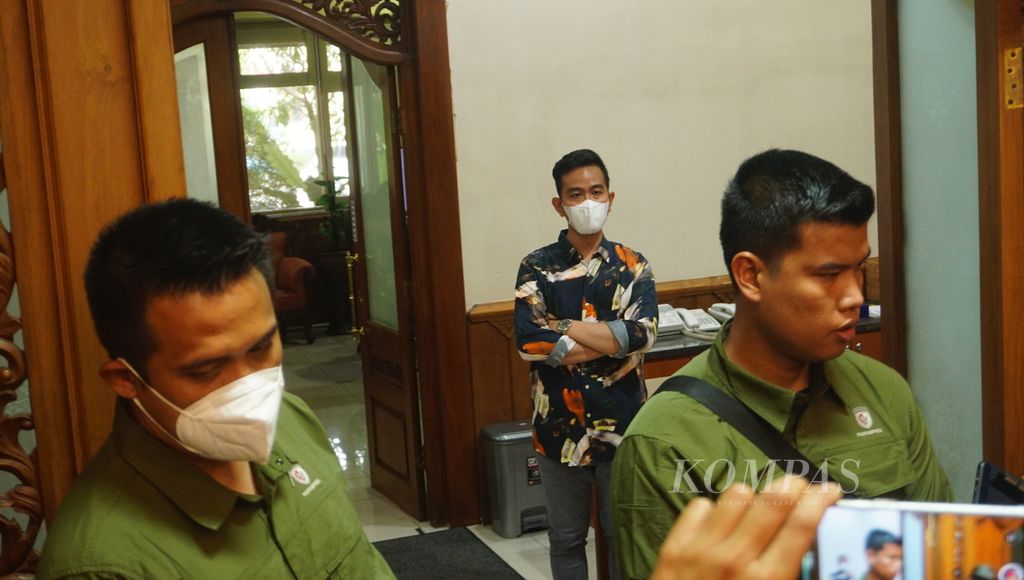 Hari Misbah (kanan), anggota Paspampres, meminta maaf setelah melakukan pemukulan terhadap seorang sopir truk, di Balai Kota Surakarta, Jawa Tengah, Jumat (12/8/2022). Wali Kota Surakarta Gibran Rakabuming Raka (tengah) mengamatinya dari belakang.