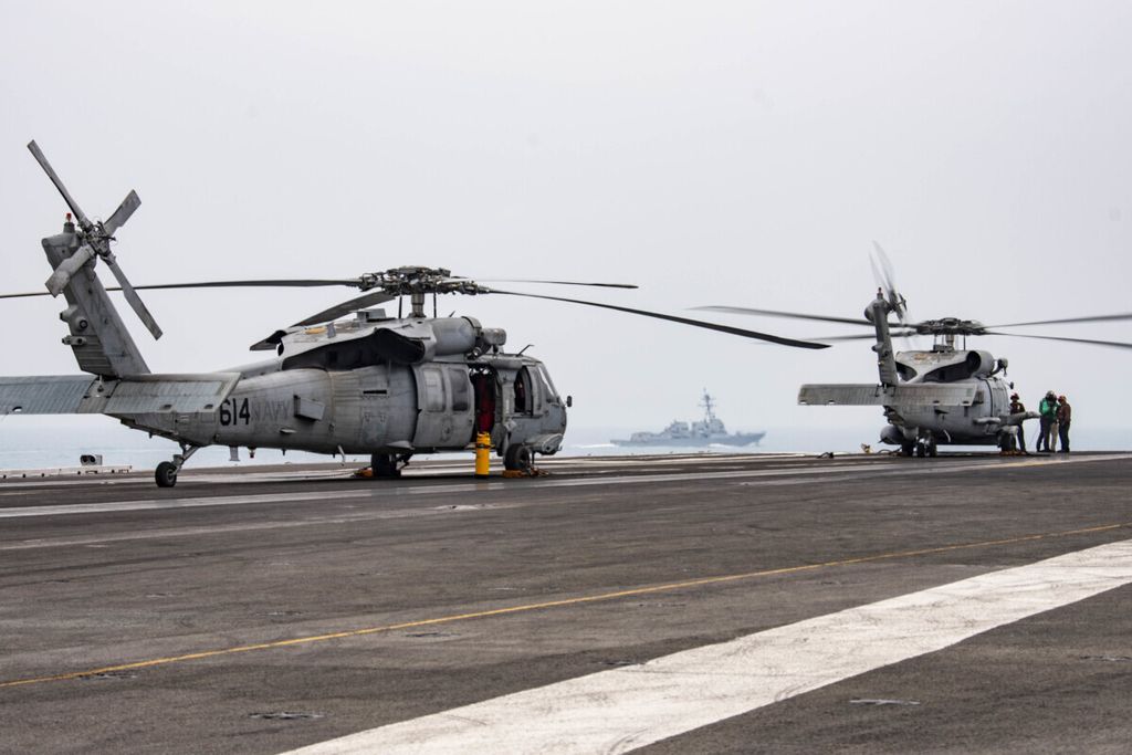 Helikopter Sea Hawk berada di atas geladak kapal induk AS, USS Ronnald Reagan (CVN76), di Laut China Selatan, Juli 2020.