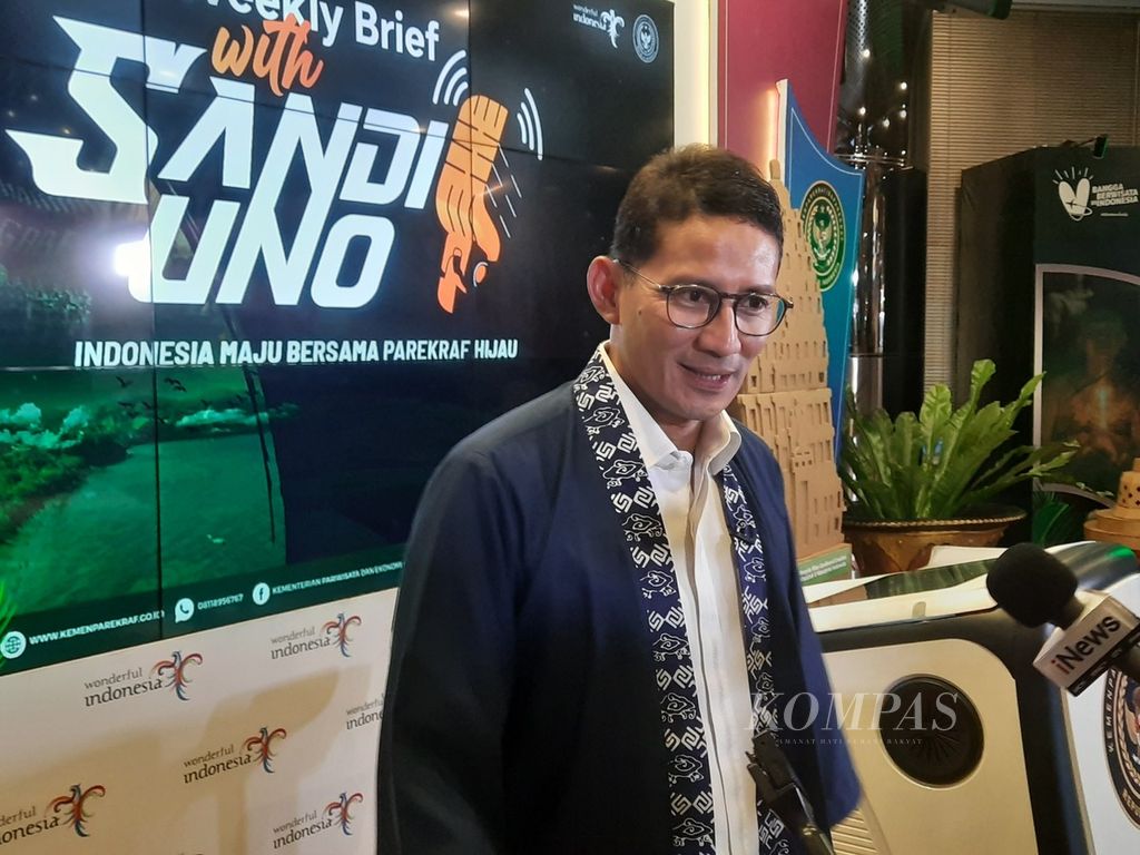 Menteri Pariwisata dan Ekonomi Kreatif Sandiaga Uno saat menjawab pertanyaan wartawan setelah konferensi pers mingguan di Jakarta, Senin (6/5/2024). 