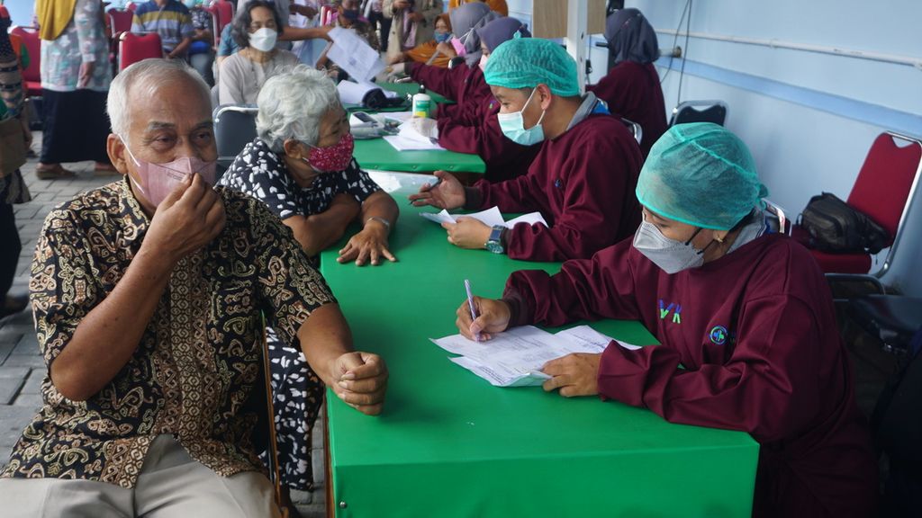 Sejumlah warga lansia menjalani penapisan kesehatan sebelum menerima vaksinasi penguat Covid-19 di RSUD Ibu Fatmawati Soekarno, Kota Surakarta, Jawa Tengah, Jumat (14/1/2022). Ini merupakan hari pertama digelarnya vaksinasi penguat di kota tersebut. Target sasaran awal terdiri atas 55.000 orang lansia.