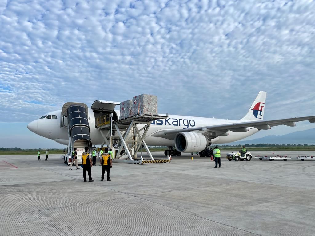 Pesawat kargo dengan nomor penerbangan MH6427 milik maskapai Malaysia Airlines mendarat di Bandara Lombok, Lombok Tengah, Nusa Tenggara Barat, Selasa (1/11/2022). Pesawat tersebut membawa logistik terakhir untuk ajang WSBK di Sirkuit Mandalika pada 11-13 November 2022 mendatang.