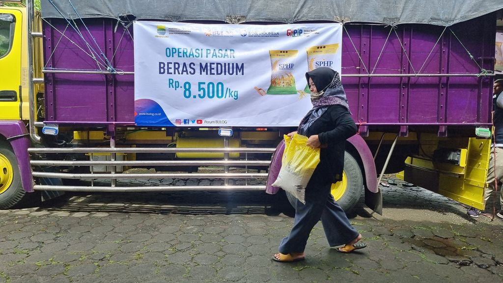 Salah satu warga mengangkut beras murah medium di Kantor Perum Bulog Cabang Bandung, Jawa Barat, Selasa (14/2/2023). Pemerintah menggelontorkan 600 ton beras medium murah agar bisa memberikan pilihan harga kepada masyarakat di kota ini.