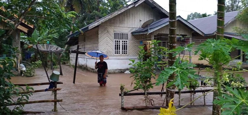 Permukiman warga di Kabupaten Simeulue, Provinsi Aceh, Rabu (14/12/2022), tergenang banjir.