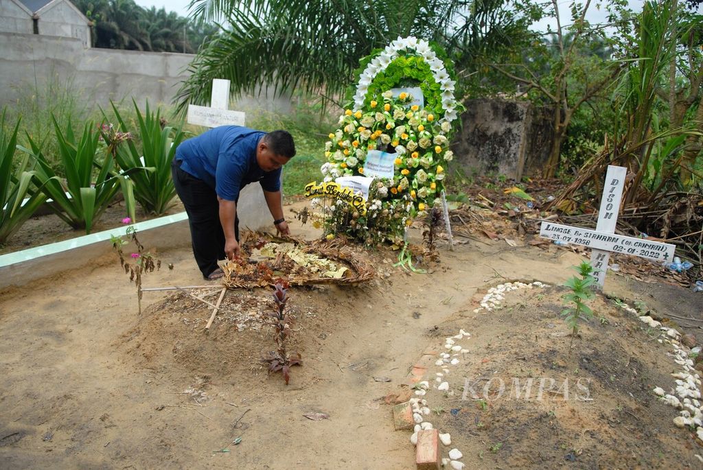 Sukarelawan menjaga makam Nofriansyah Yosua alias Brigadir J di TPU Suka Makmur, Kecamatan Sungai Bahar, Kabupaten Muaro Jambi, Sabtu (23/7/2022), menjelang otopsi ulang jenazah Brigadir J, Rabu mendatang.