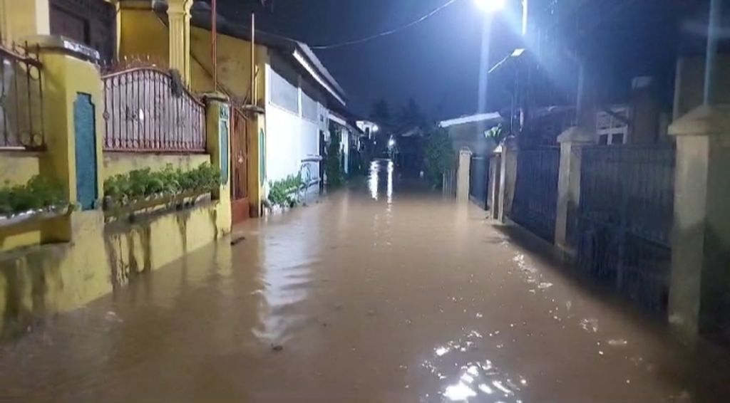 Banjir di salah satu perumahan di Kelurahan Rajabasa Nunyai, Kecamatan Rajabasa, Kota Bandar Lampung, Sabtu (24/2/2024) malam. 