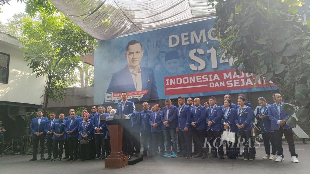 Ketua Umum Partai Demokrat Agus Harimurti Yudhoyono (depan) memberikan keterangan kepada media terkait putusan sengketa hasil Pilpres 2024 yang telah dibacakan Mahkamah Konstitusi serta penetapan Prabowo Subianto-Gibran Rakabuming Raka sebagai presiden dan wakil presiden terpilih periode 2024-2029, Rabu (24/4/2024). 