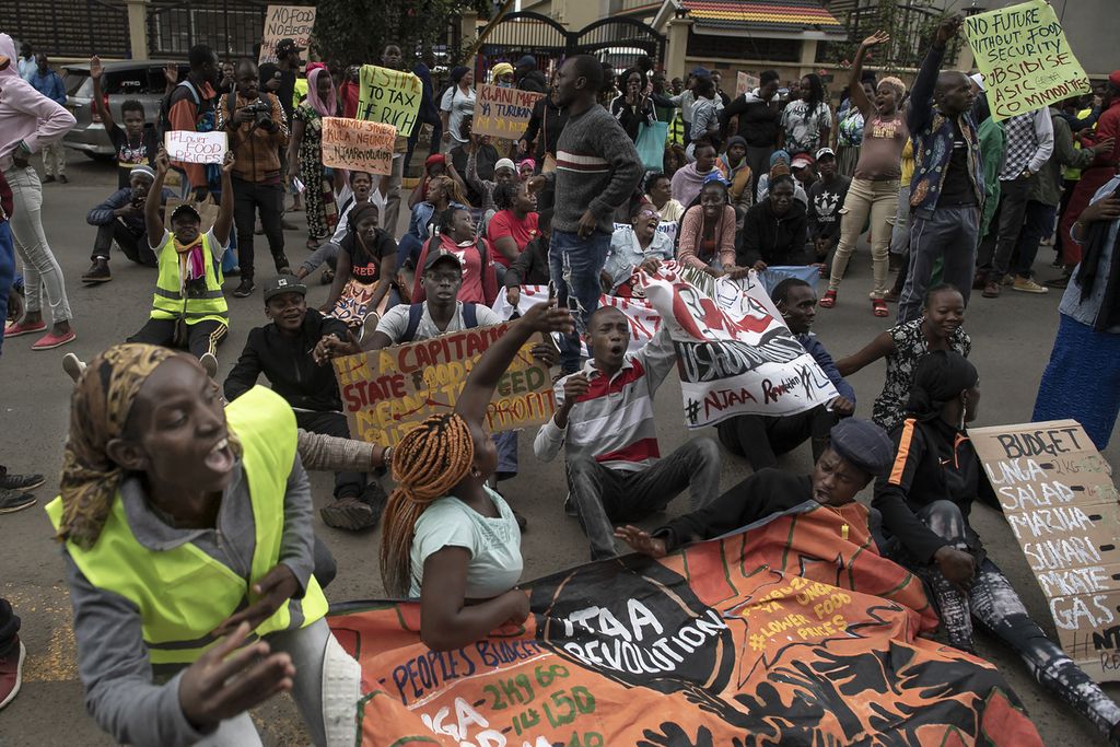 Aktivis Njaa Revolution berdemonstrasi menggugat tingginya harga-harga bahan pangan dan mendesak pemerintah mengatasinya di Nairobi, Kenya, 17 Mei 2022. 