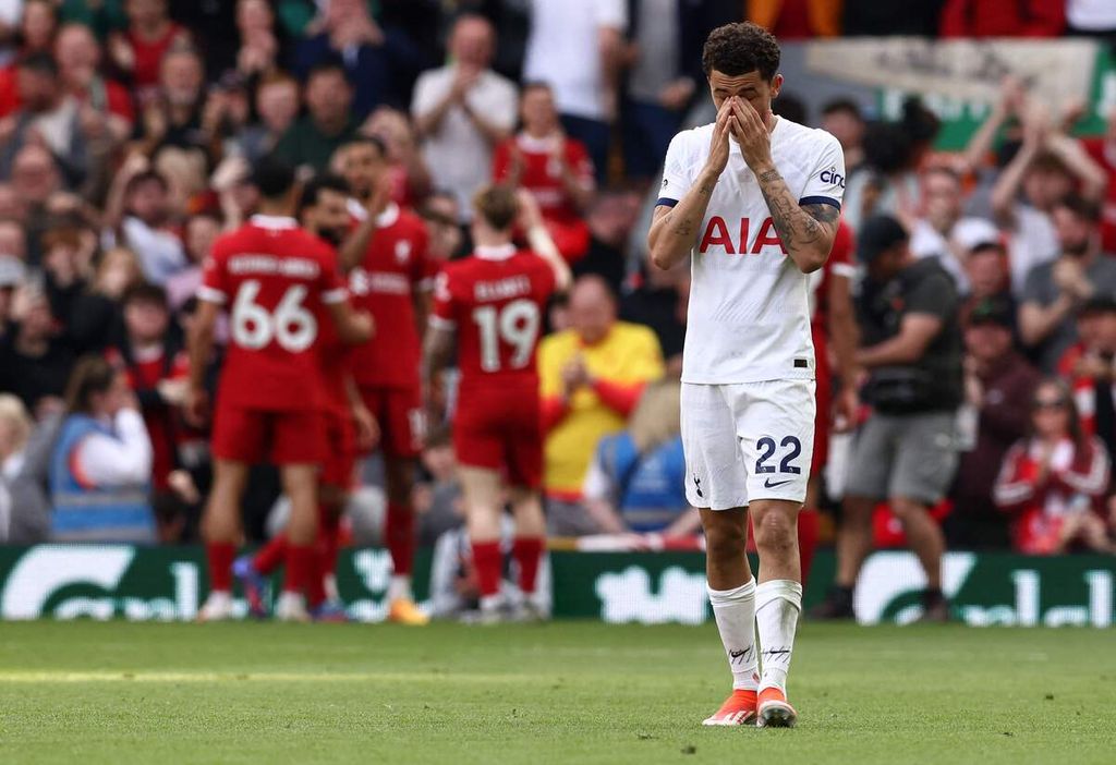 Reaksi striker Tottenham Hotspur Brennan Johnson saat para pemain Liverpool merayakan gol Cody Gakpo pada laga Liga Inggris di Stadion Anfield, Minggu (5/5/2024). 