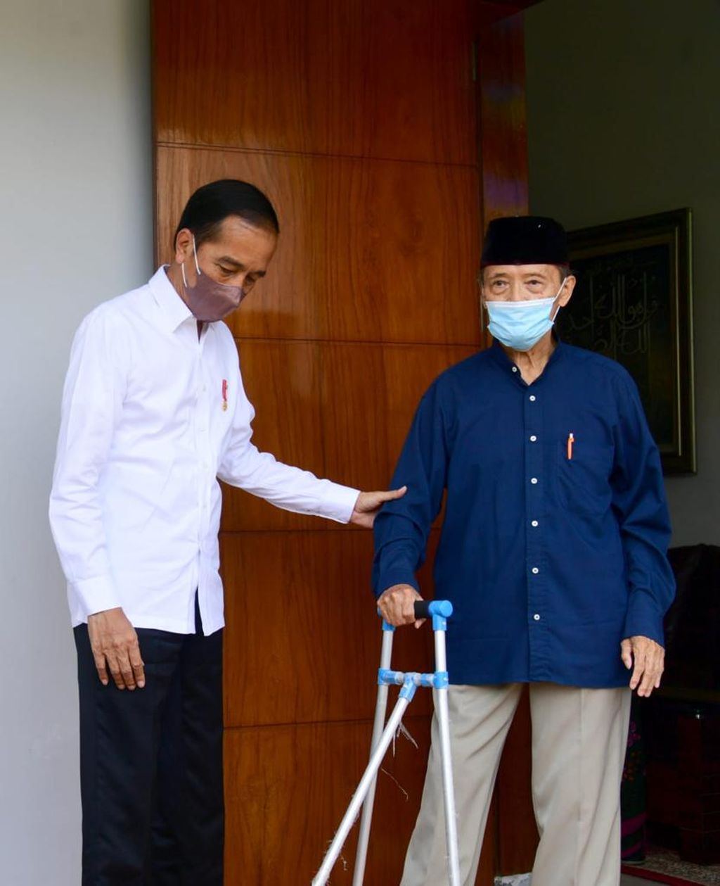 Presiden Joko Widodo menjenguk mantan Ketua Umum PP Muhammadiyah Ahmad Syafii Maarif atau biasa disapa Buya Syafii di kediamannya di Kabupaten Sleman, Sabtu, 26 Maret 2022.