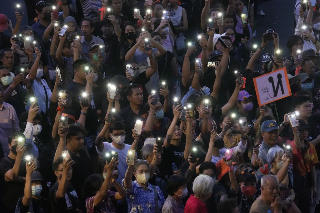 Para pendukung Partai Bergerak Maju protes dengan menyalakan lampu telepon seluler saat protes di Bangkok, Thailand, Sabtu, 29 Juli 2023. 