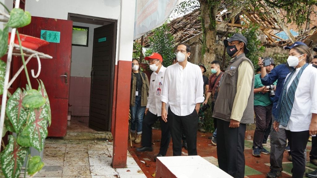 Mendikbudristek Nadiem Anwar Makarim meninjau sekolah yang rusak akibat gempa bumi di Cianjur, Selasa (23/11/2022). Terdata sebanyak 342 satuan pendidikan terndampak gempa bumi.