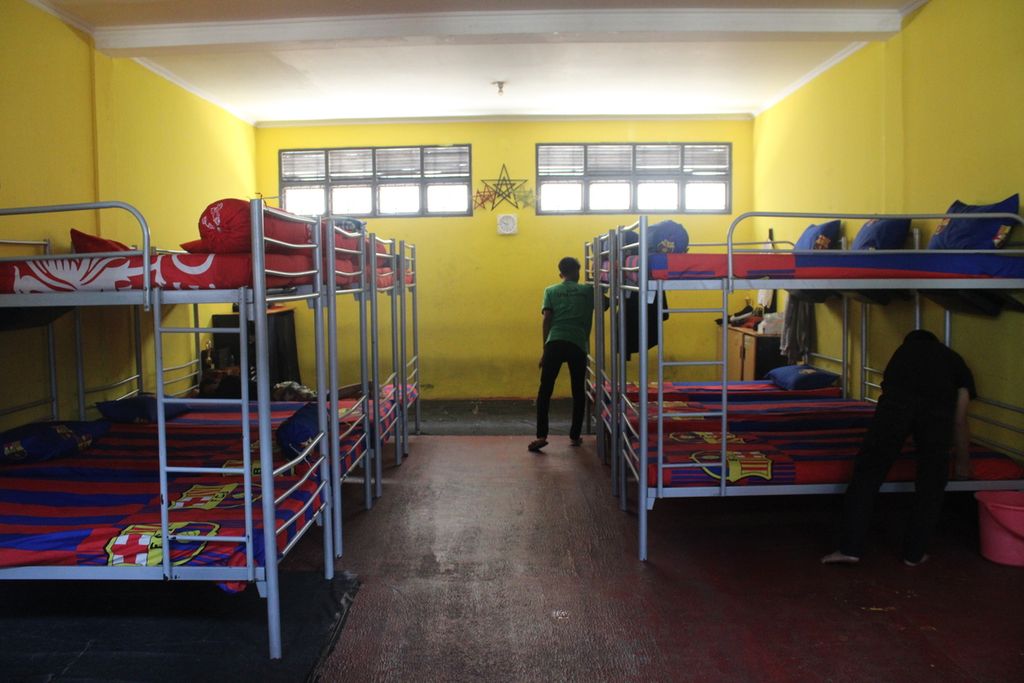 Sejumlah anak merapikan ruang tinggal mereka di Lembaga Pembinaan Khusus Anak Kelas II Bandung, Jawa Barat, Kamis (24/8/2023).