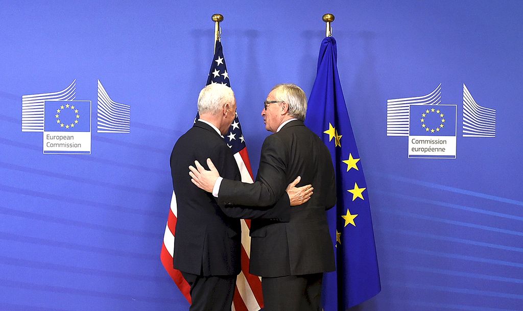 Wakil Presiden  Amerika Serikat Mike Pence (kiri) bertemu Ketua Komisi Eropa Jean-Claude Juncker di Markas Komisi Eropa, di Brussels, Belgia, Senin (20/2). Dalam pertemuan dengan Presiden Dewan Eropa Donald Tusk, Pence menyatakan komitmen AS untuk melanjutkan kemitraan dan kerja sama dengan Uni Eropa. Tusk mengatakan, UE mengharapkan dukungan serupa dari AS, seperti yang diberikan oleh pemerintahan AS sebelumnya.