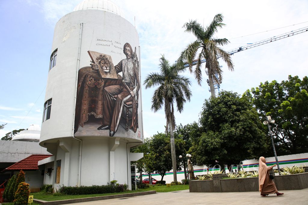 Mural Raden Saleh menghiasi bangunan Planetarium di kompleks Taman Ismail Marzuki (TIM), Cikini, Jakarta Pusat, yang akan direvitalisasi, Selasa (11/2/2020).