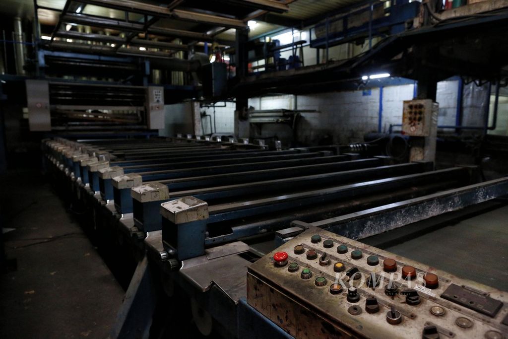 Kondisi salah satu mesin produksi tekstil yang tidak dioperasikan oleh pabrik tekstil di Majalaya, Bandung, Jawa Barat, karena kurangnya orderan yang masuk, Kamis (30/3/2023). 