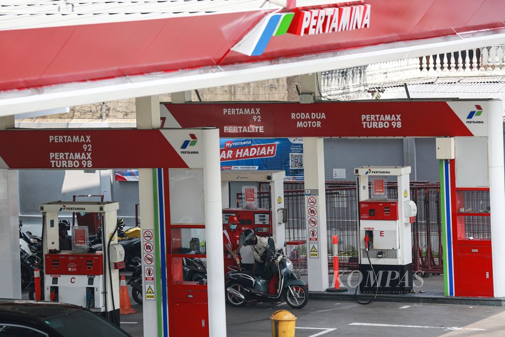 Petugas mengisi bahan bakar minyak ke kendaraan pelanggan di SPBU di kawasan Kebayoran Lama, Jakarta Selatan, Kamis (25/8/2022). Tingginnya harga minyak mentah dunia kian melebarkan gap antara harga keekonomian dan harga jual pertalite dan solar. Kondisi tersebut mendongkrak kenaikan anggaran subsidi dan kompensasi energi. Hingga kini, APBN 2022 menanggung anggaran subsidi dan kompensasi energi sebesar Rp 502 triliun.